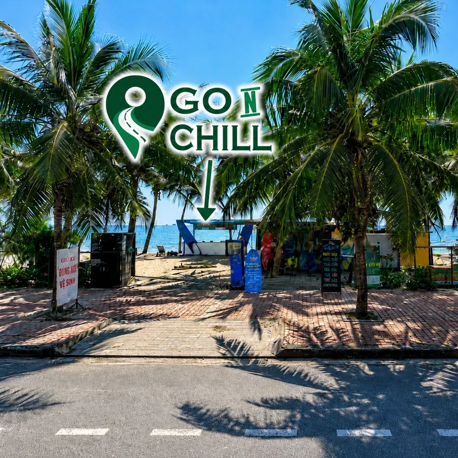 Đường vào — mũi tên chỉ Quầy Go N Chill tại bãi Mân Thái